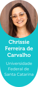 Foto do rosto da pesquisadora Chrissie Ferreira de Carvalho. Ela é uma mulher branca, com cabelos lisos de cor castanho claro e óculos. Ela sorri. Abaixo lê-se: Universidade Federal de Santa Catarina